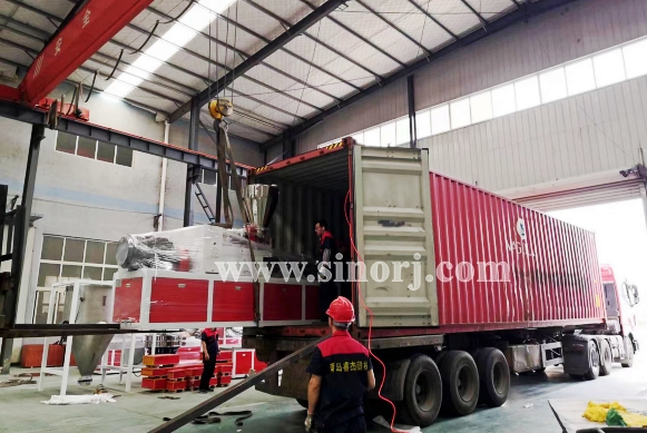 大家早安，新的一天，裝柜開始！越南墻板線條設(shè)備2個柜開始啦！ ?Morning. Vietnam PVC wall panel production lines starts loading.