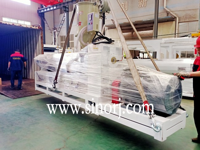 前幾天abs管材生產(chǎn)線，今天UV大理石板生產(chǎn)線，過兩天格柵板生產(chǎn)線裝柜裝柜發(fā)貨發(fā)貨