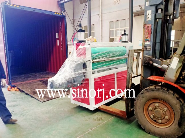 發往南美的lvt地板生產線spc地板設備裝柜中