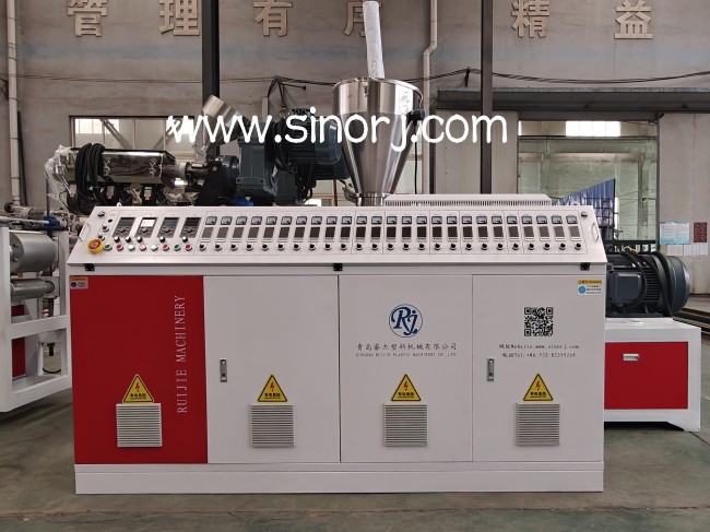 調(diào)試完成的pe共擠木塑生產(chǎn)線等待發(fā)貨中